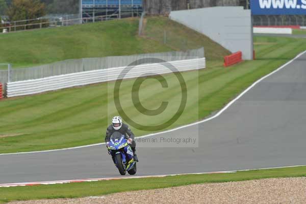 Motorcycle action photographs;Silverstone circuit;Silverstone photographs;Trackday digital images;event digital images;eventdigitalimages;no limits trackday;peter wileman photography;rockingham towcester northamptonshire;trackday;trackday photos