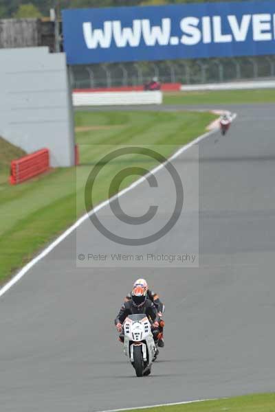 Motorcycle action photographs;Silverstone circuit;Silverstone photographs;Trackday digital images;event digital images;eventdigitalimages;no limits trackday;peter wileman photography;rockingham towcester northamptonshire;trackday;trackday photos