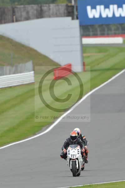 Motorcycle action photographs;Silverstone circuit;Silverstone photographs;Trackday digital images;event digital images;eventdigitalimages;no limits trackday;peter wileman photography;rockingham towcester northamptonshire;trackday;trackday photos