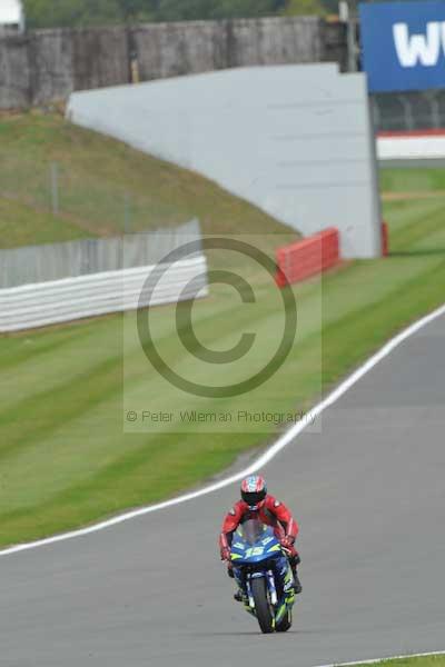 Motorcycle action photographs;Silverstone circuit;Silverstone photographs;Trackday digital images;event digital images;eventdigitalimages;no limits trackday;peter wileman photography;rockingham towcester northamptonshire;trackday;trackday photos