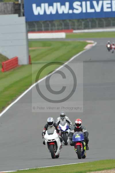 Motorcycle action photographs;Silverstone circuit;Silverstone photographs;Trackday digital images;event digital images;eventdigitalimages;no limits trackday;peter wileman photography;rockingham towcester northamptonshire;trackday;trackday photos