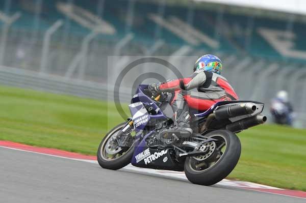 Motorcycle action photographs;Silverstone circuit;Silverstone photographs;Trackday digital images;event digital images;eventdigitalimages;no limits trackday;peter wileman photography;rockingham towcester northamptonshire;trackday;trackday photos