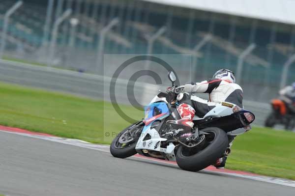 Motorcycle action photographs;Silverstone circuit;Silverstone photographs;Trackday digital images;event digital images;eventdigitalimages;no limits trackday;peter wileman photography;rockingham towcester northamptonshire;trackday;trackday photos