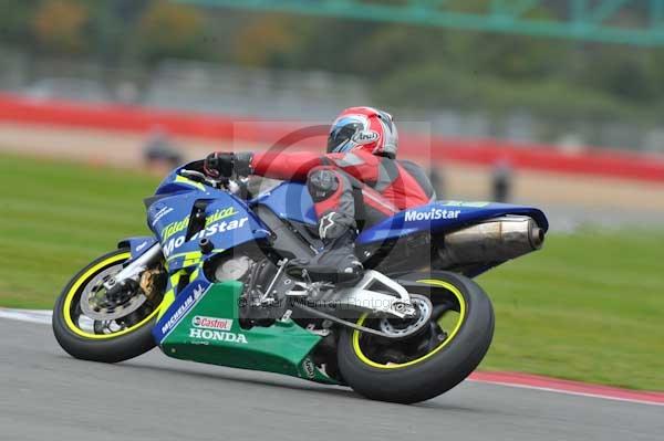 Motorcycle action photographs;Silverstone circuit;Silverstone photographs;Trackday digital images;event digital images;eventdigitalimages;no limits trackday;peter wileman photography;rockingham towcester northamptonshire;trackday;trackday photos