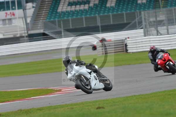 Motorcycle action photographs;Silverstone circuit;Silverstone photographs;Trackday digital images;event digital images;eventdigitalimages;no limits trackday;peter wileman photography;rockingham towcester northamptonshire;trackday;trackday photos