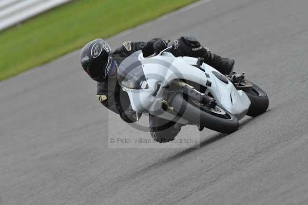 Motorcycle action photographs;Silverstone circuit;Silverstone photographs;Trackday digital images;event digital images;eventdigitalimages;no limits trackday;peter wileman photography;rockingham towcester northamptonshire;trackday;trackday photos