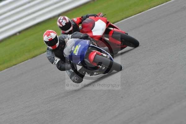 Motorcycle action photographs;Silverstone circuit;Silverstone photographs;Trackday digital images;event digital images;eventdigitalimages;no limits trackday;peter wileman photography;rockingham towcester northamptonshire;trackday;trackday photos