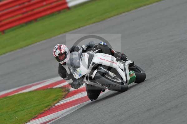 Motorcycle action photographs;Silverstone circuit;Silverstone photographs;Trackday digital images;event digital images;eventdigitalimages;no limits trackday;peter wileman photography;rockingham towcester northamptonshire;trackday;trackday photos