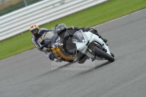 Motorcycle action photographs;Silverstone circuit;Silverstone photographs;Trackday digital images;event digital images;eventdigitalimages;no limits trackday;peter wileman photography;rockingham towcester northamptonshire;trackday;trackday photos