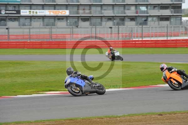 Motorcycle action photographs;Silverstone circuit;Silverstone photographs;Trackday digital images;event digital images;eventdigitalimages;no limits trackday;peter wileman photography;rockingham towcester northamptonshire;trackday;trackday photos