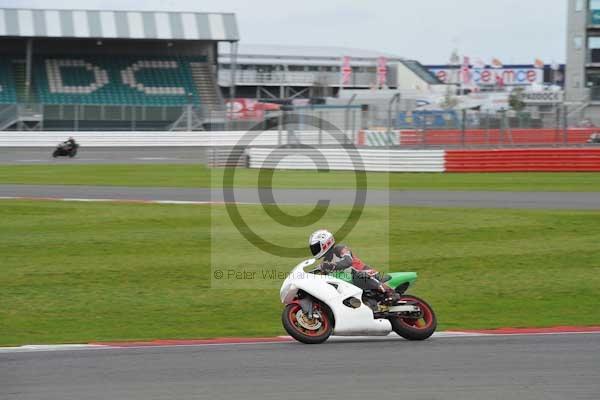 Motorcycle action photographs;Silverstone circuit;Silverstone photographs;Trackday digital images;event digital images;eventdigitalimages;no limits trackday;peter wileman photography;rockingham towcester northamptonshire;trackday;trackday photos