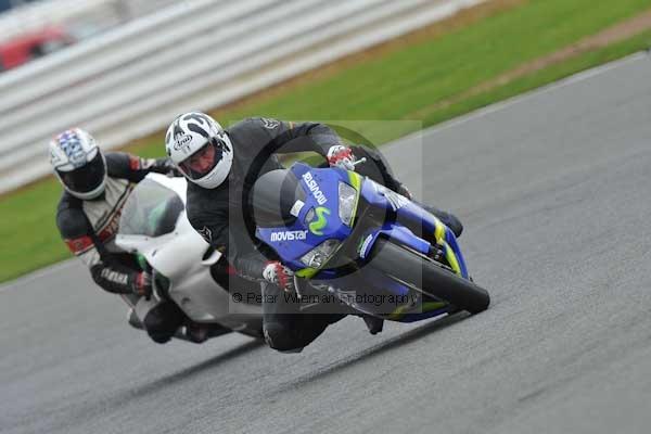 Motorcycle action photographs;Silverstone circuit;Silverstone photographs;Trackday digital images;event digital images;eventdigitalimages;no limits trackday;peter wileman photography;rockingham towcester northamptonshire;trackday;trackday photos