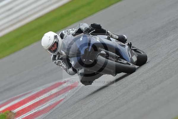 Motorcycle action photographs;Silverstone circuit;Silverstone photographs;Trackday digital images;event digital images;eventdigitalimages;no limits trackday;peter wileman photography;rockingham towcester northamptonshire;trackday;trackday photos