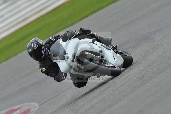 Motorcycle action photographs;Silverstone circuit;Silverstone photographs;Trackday digital images;event digital images;eventdigitalimages;no limits trackday;peter wileman photography;rockingham towcester northamptonshire;trackday;trackday photos