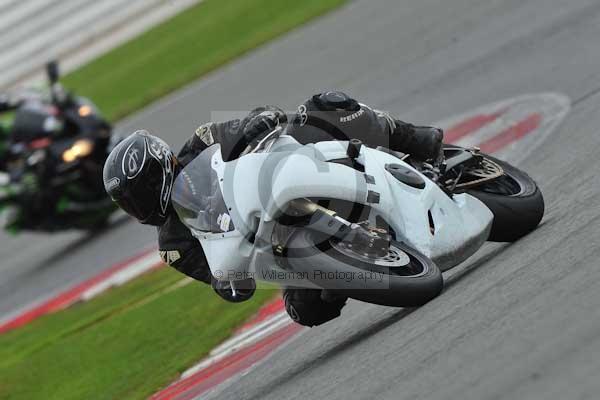 Motorcycle action photographs;Silverstone circuit;Silverstone photographs;Trackday digital images;event digital images;eventdigitalimages;no limits trackday;peter wileman photography;rockingham towcester northamptonshire;trackday;trackday photos