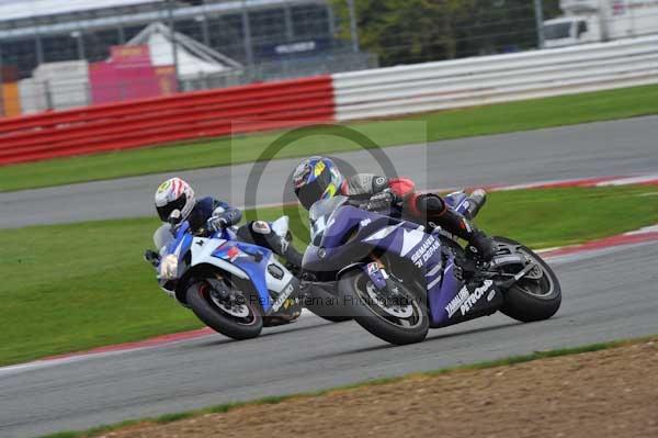 Motorcycle action photographs;Silverstone circuit;Silverstone photographs;Trackday digital images;event digital images;eventdigitalimages;no limits trackday;peter wileman photography;rockingham towcester northamptonshire;trackday;trackday photos