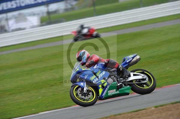 Motorcycle action photographs;Silverstone circuit;Silverstone photographs;Trackday digital images;event digital images;eventdigitalimages;no limits trackday;peter wileman photography;rockingham towcester northamptonshire;trackday;trackday photos