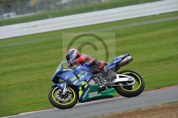 Motorcycle action photographs;Silverstone circuit;Silverstone photographs;Trackday digital images;event digital images;eventdigitalimages;no limits trackday;peter wileman photography;rockingham towcester northamptonshire;trackday;trackday photos