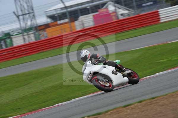 Motorcycle action photographs;Silverstone circuit;Silverstone photographs;Trackday digital images;event digital images;eventdigitalimages;no limits trackday;peter wileman photography;rockingham towcester northamptonshire;trackday;trackday photos