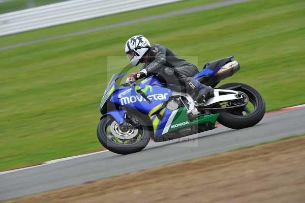 Motorcycle action photographs;Silverstone circuit;Silverstone photographs;Trackday digital images;event digital images;eventdigitalimages;no limits trackday;peter wileman photography;rockingham towcester northamptonshire;trackday;trackday photos