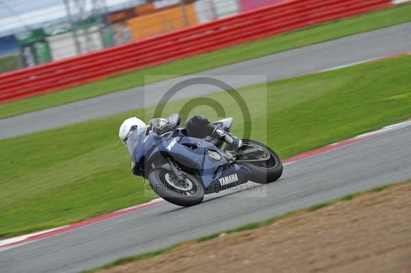 Motorcycle action photographs;Silverstone circuit;Silverstone photographs;Trackday digital images;event digital images;eventdigitalimages;no limits trackday;peter wileman photography;rockingham towcester northamptonshire;trackday;trackday photos