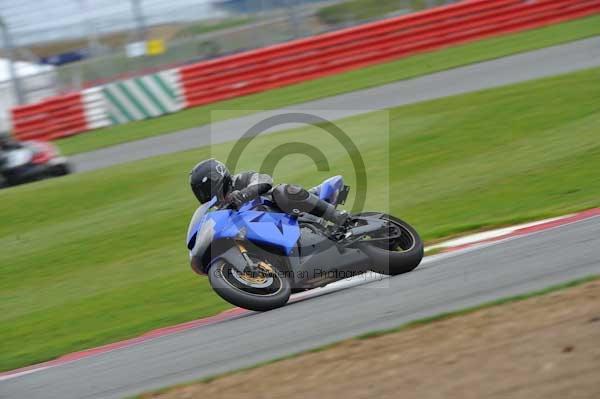 Motorcycle action photographs;Silverstone circuit;Silverstone photographs;Trackday digital images;event digital images;eventdigitalimages;no limits trackday;peter wileman photography;rockingham towcester northamptonshire;trackday;trackday photos