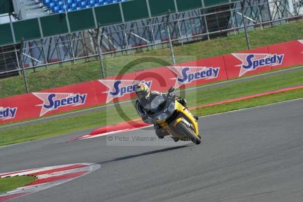 Motorcycle action photographs;Silverstone circuit;Silverstone photographs;Trackday digital images;event digital images;eventdigitalimages;no limits trackday;peter wileman photography;rockingham towcester northamptonshire;trackday;trackday photos