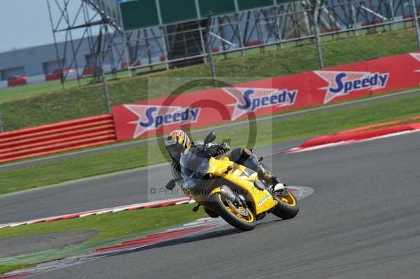 Motorcycle action photographs;Silverstone circuit;Silverstone photographs;Trackday digital images;event digital images;eventdigitalimages;no limits trackday;peter wileman photography;rockingham towcester northamptonshire;trackday;trackday photos