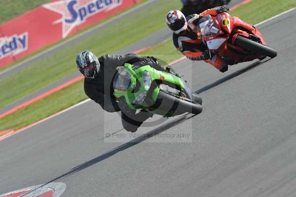 Motorcycle action photographs;Silverstone circuit;Silverstone photographs;Trackday digital images;event digital images;eventdigitalimages;no limits trackday;peter wileman photography;rockingham towcester northamptonshire;trackday;trackday photos