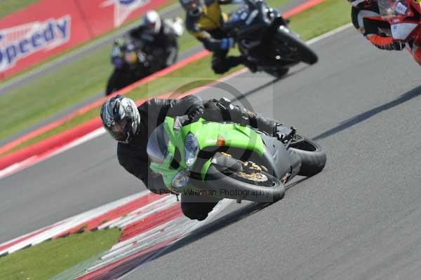 Motorcycle action photographs;Silverstone circuit;Silverstone photographs;Trackday digital images;event digital images;eventdigitalimages;no limits trackday;peter wileman photography;rockingham towcester northamptonshire;trackday;trackday photos