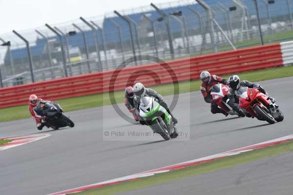 Motorcycle action photographs;Silverstone circuit;Silverstone photographs;Trackday digital images;event digital images;eventdigitalimages;no limits trackday;peter wileman photography;rockingham towcester northamptonshire;trackday;trackday photos