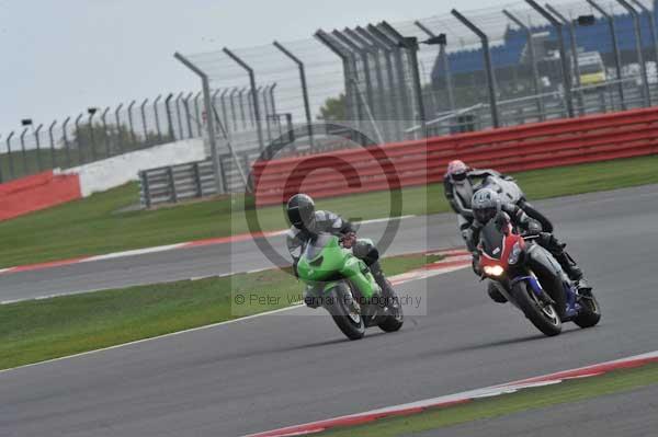 Motorcycle action photographs;Silverstone circuit;Silverstone photographs;Trackday digital images;event digital images;eventdigitalimages;no limits trackday;peter wileman photography;rockingham towcester northamptonshire;trackday;trackday photos