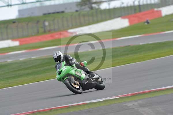 Motorcycle action photographs;Silverstone circuit;Silverstone photographs;Trackday digital images;event digital images;eventdigitalimages;no limits trackday;peter wileman photography;rockingham towcester northamptonshire;trackday;trackday photos