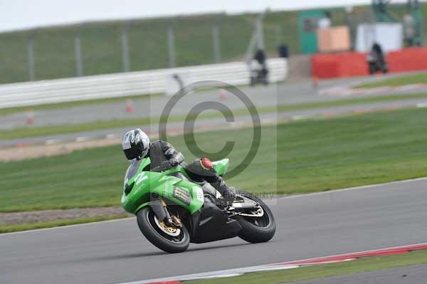 Motorcycle action photographs;Silverstone circuit;Silverstone photographs;Trackday digital images;event digital images;eventdigitalimages;no limits trackday;peter wileman photography;rockingham towcester northamptonshire;trackday;trackday photos