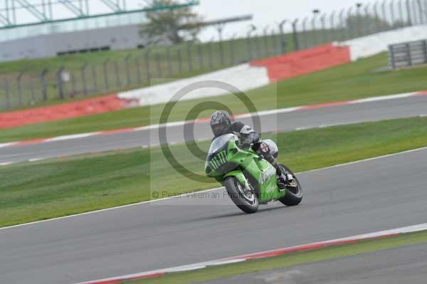 Motorcycle action photographs;Silverstone circuit;Silverstone photographs;Trackday digital images;event digital images;eventdigitalimages;no limits trackday;peter wileman photography;rockingham towcester northamptonshire;trackday;trackday photos