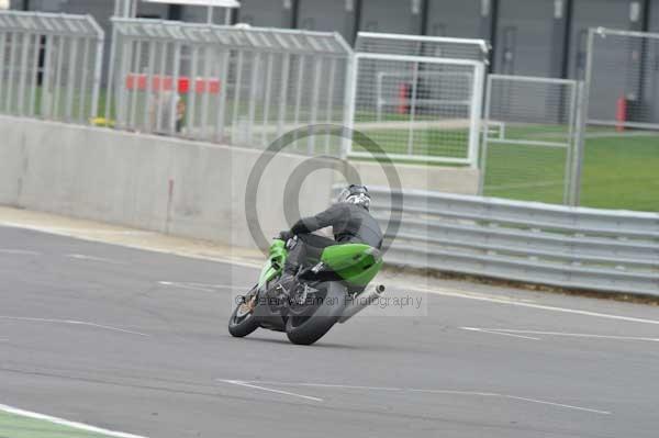 Motorcycle action photographs;Silverstone circuit;Silverstone photographs;Trackday digital images;event digital images;eventdigitalimages;no limits trackday;peter wileman photography;rockingham towcester northamptonshire;trackday;trackday photos