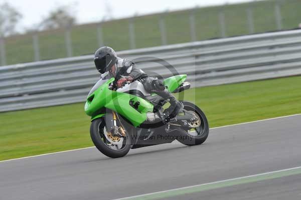 Motorcycle action photographs;Silverstone circuit;Silverstone photographs;Trackday digital images;event digital images;eventdigitalimages;no limits trackday;peter wileman photography;rockingham towcester northamptonshire;trackday;trackday photos