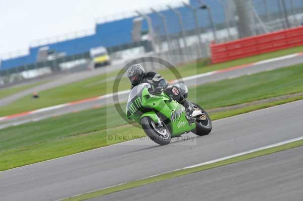 Motorcycle action photographs;Silverstone circuit;Silverstone photographs;Trackday digital images;event digital images;eventdigitalimages;no limits trackday;peter wileman photography;rockingham towcester northamptonshire;trackday;trackday photos