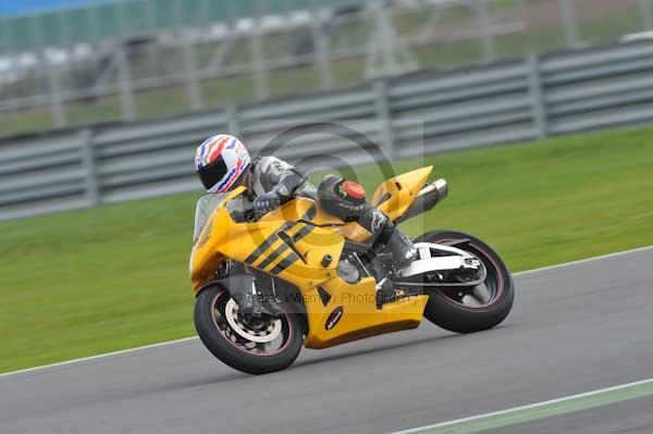 Motorcycle action photographs;Silverstone circuit;Silverstone photographs;Trackday digital images;event digital images;eventdigitalimages;no limits trackday;peter wileman photography;rockingham towcester northamptonshire;trackday;trackday photos