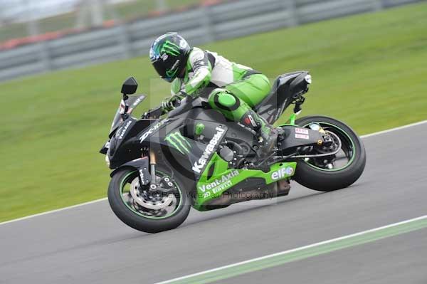 Motorcycle action photographs;Silverstone circuit;Silverstone photographs;Trackday digital images;event digital images;eventdigitalimages;no limits trackday;peter wileman photography;rockingham towcester northamptonshire;trackday;trackday photos