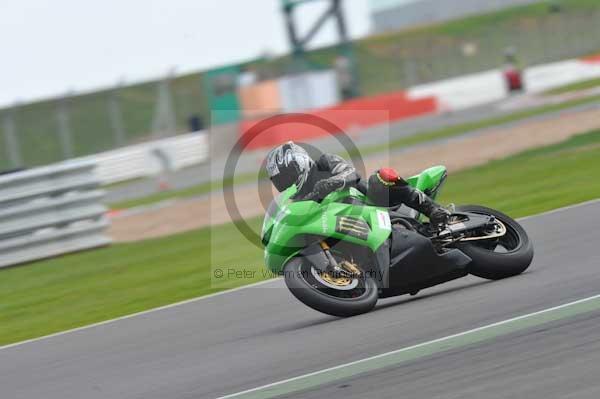 Motorcycle action photographs;Silverstone circuit;Silverstone photographs;Trackday digital images;event digital images;eventdigitalimages;no limits trackday;peter wileman photography;rockingham towcester northamptonshire;trackday;trackday photos