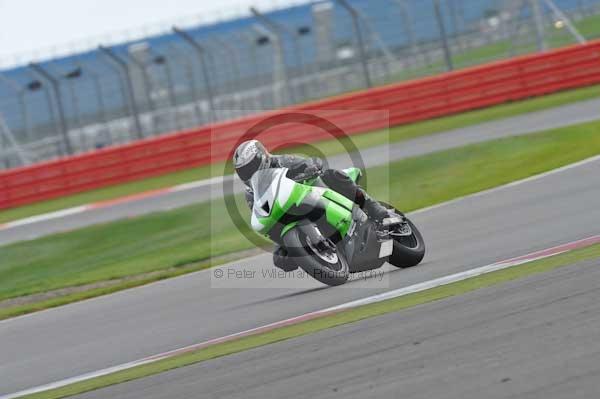 Motorcycle action photographs;Silverstone circuit;Silverstone photographs;Trackday digital images;event digital images;eventdigitalimages;no limits trackday;peter wileman photography;rockingham towcester northamptonshire;trackday;trackday photos