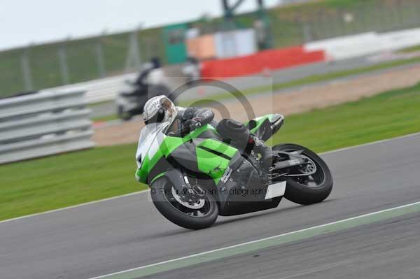 Motorcycle action photographs;Silverstone circuit;Silverstone photographs;Trackday digital images;event digital images;eventdigitalimages;no limits trackday;peter wileman photography;rockingham towcester northamptonshire;trackday;trackday photos