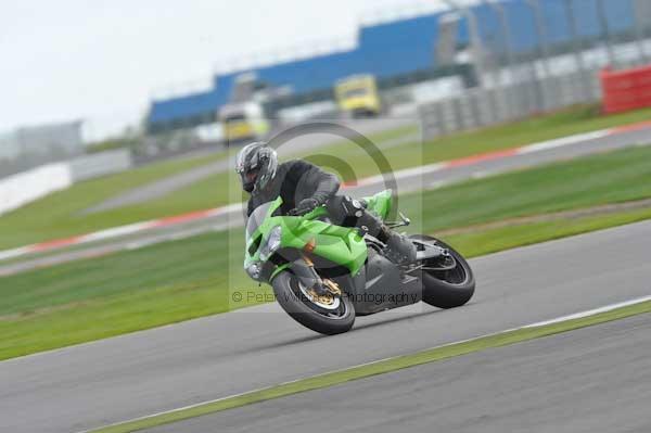 Motorcycle action photographs;Silverstone circuit;Silverstone photographs;Trackday digital images;event digital images;eventdigitalimages;no limits trackday;peter wileman photography;rockingham towcester northamptonshire;trackday;trackday photos