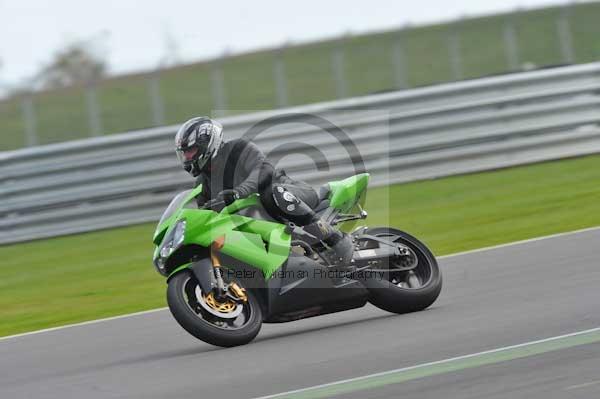 Motorcycle action photographs;Silverstone circuit;Silverstone photographs;Trackday digital images;event digital images;eventdigitalimages;no limits trackday;peter wileman photography;rockingham towcester northamptonshire;trackday;trackday photos