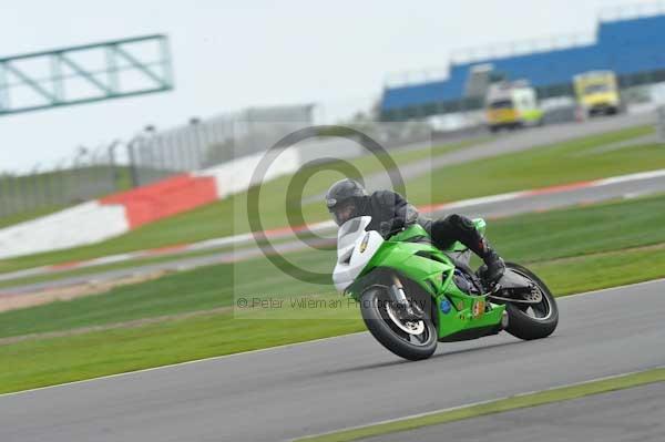 Motorcycle action photographs;Silverstone circuit;Silverstone photographs;Trackday digital images;event digital images;eventdigitalimages;no limits trackday;peter wileman photography;rockingham towcester northamptonshire;trackday;trackday photos