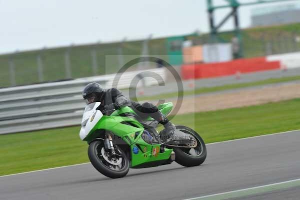 Motorcycle action photographs;Silverstone circuit;Silverstone photographs;Trackday digital images;event digital images;eventdigitalimages;no limits trackday;peter wileman photography;rockingham towcester northamptonshire;trackday;trackday photos