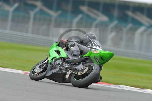 Motorcycle action photographs;Silverstone circuit;Silverstone photographs;Trackday digital images;event digital images;eventdigitalimages;no limits trackday;peter wileman photography;rockingham towcester northamptonshire;trackday;trackday photos