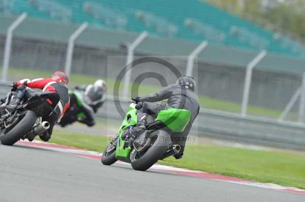 Motorcycle action photographs;Silverstone circuit;Silverstone photographs;Trackday digital images;event digital images;eventdigitalimages;no limits trackday;peter wileman photography;rockingham towcester northamptonshire;trackday;trackday photos