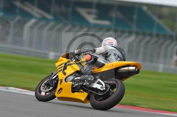 Motorcycle action photographs;Silverstone circuit;Silverstone photographs;Trackday digital images;event digital images;eventdigitalimages;no limits trackday;peter wileman photography;rockingham towcester northamptonshire;trackday;trackday photos